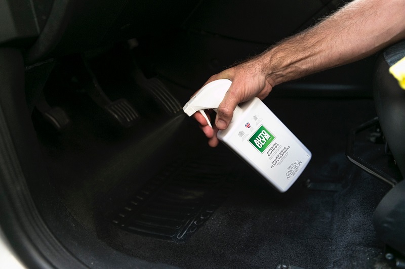Name:  Removing%20spilt%20drinks%20with%20Autoglym%20Interior%20Shampoo%201.jpg
Views: 52
Size:  89.2 KB